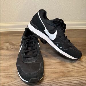Nike Womens Venture sneakers